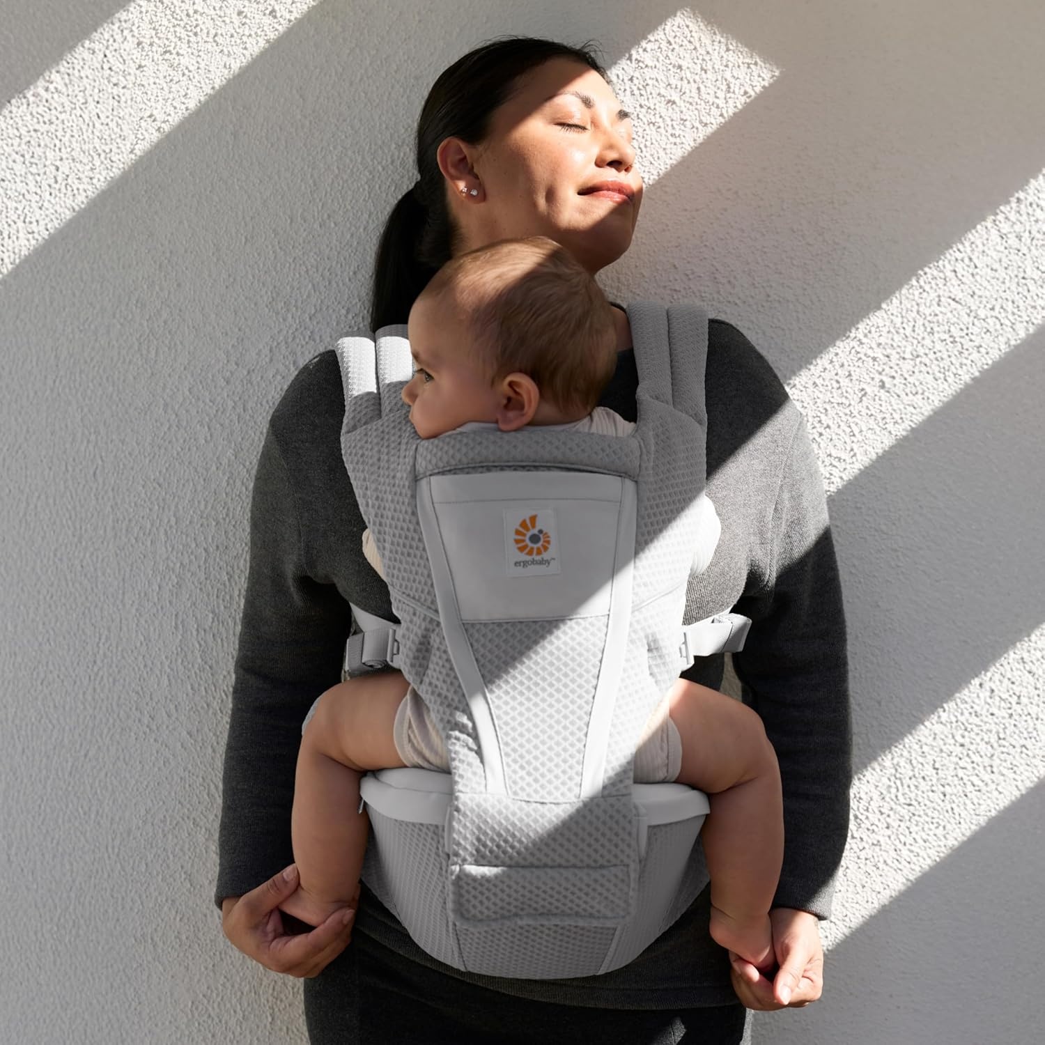 image:imageErgobaby Alta Hip Seat Baby Carrier for Babies and Toddlers 448 Months 3Position Convertible Ergonomic Baby Carrier Storage Pocket Sun Hood HipHealthy Positioning Fits 1245 lbs Onyx BlackPearl Grey