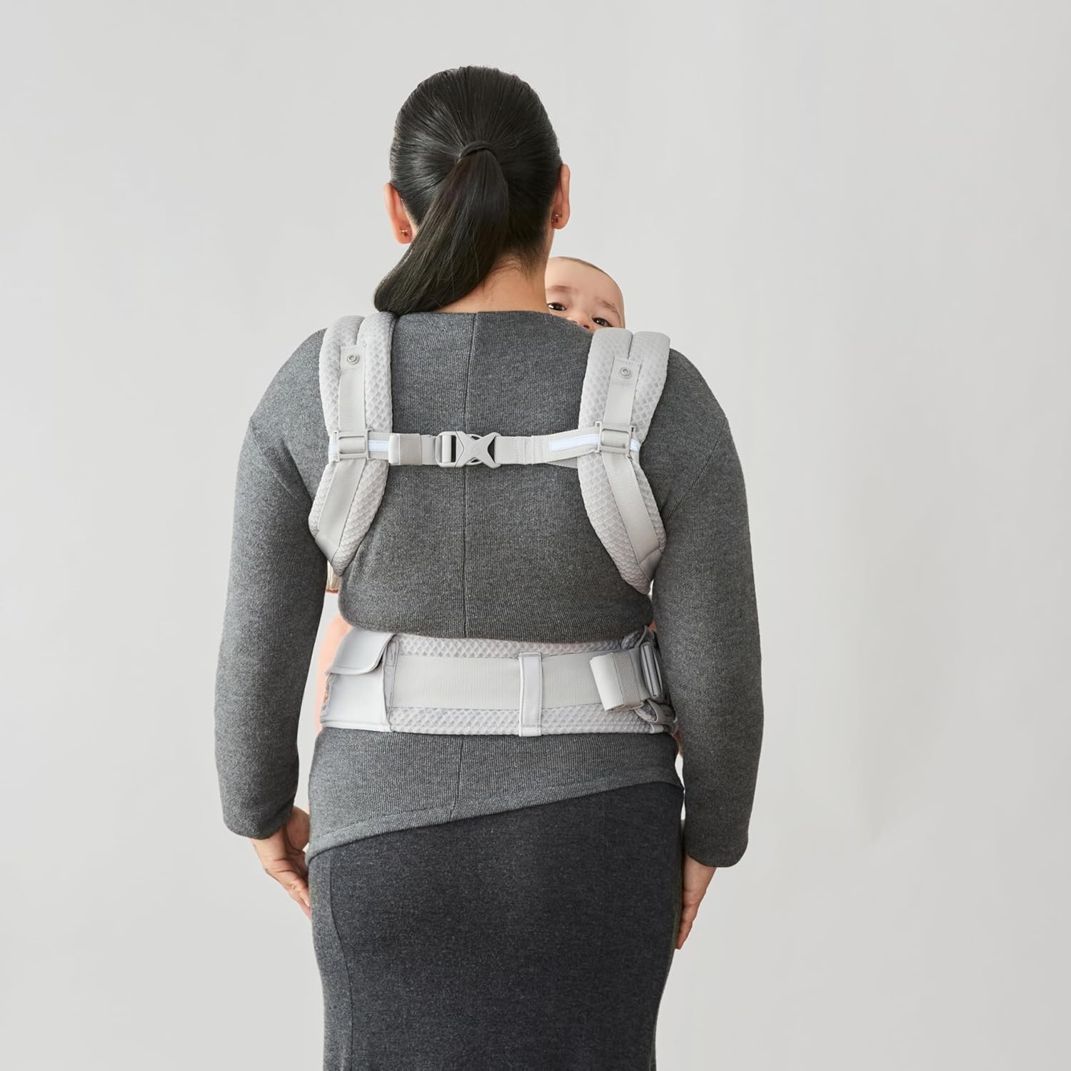 image:imageErgobaby Alta Hip Seat Baby Carrier for Babies and Toddlers 448 Months 3Position Convertible Ergonomic Baby Carrier Storage Pocket Sun Hood HipHealthy Positioning Fits 1245 lbs Onyx BlackPearl Grey