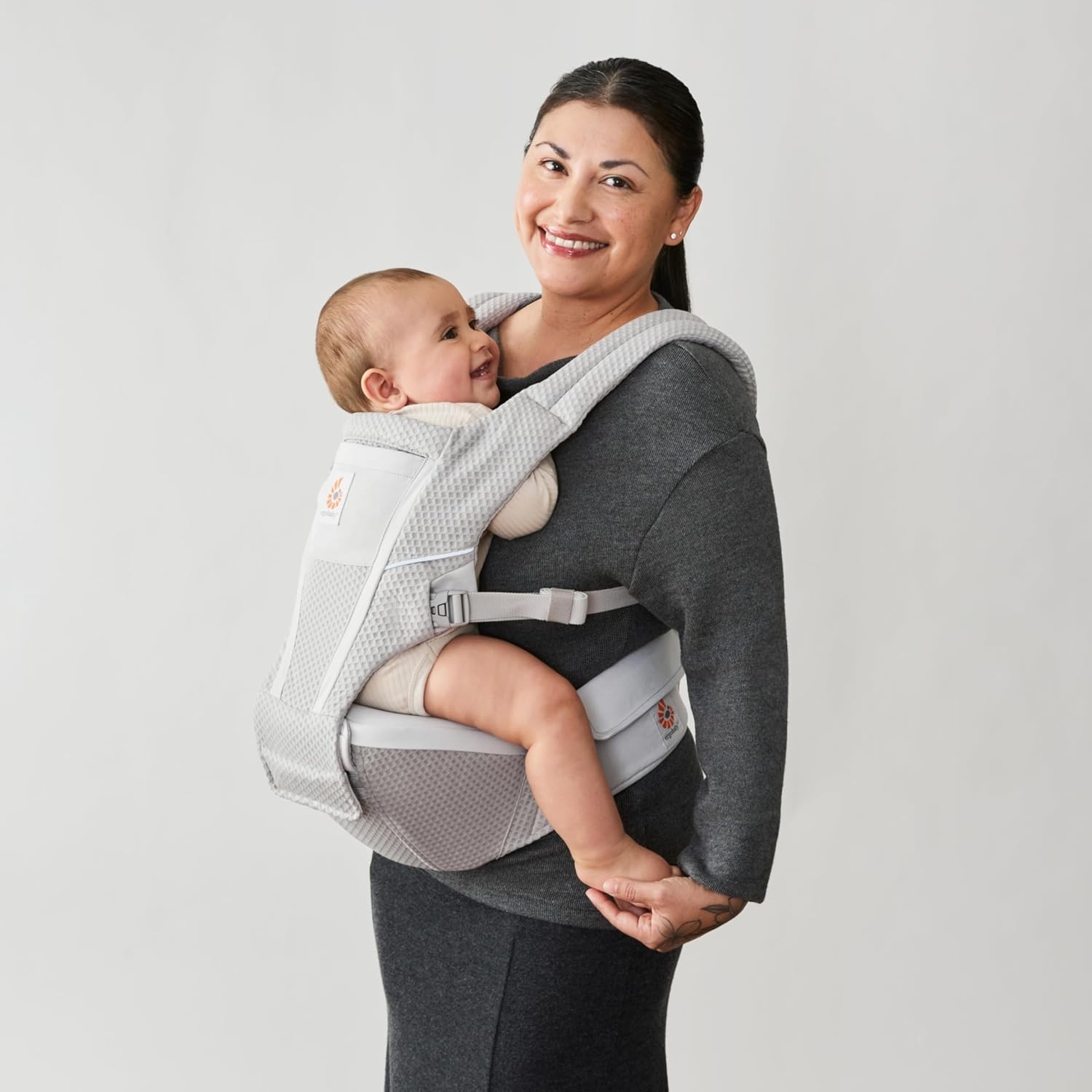 image:imageErgobaby Alta Hip Seat Baby Carrier for Babies and Toddlers 448 Months 3Position Convertible Ergonomic Baby Carrier Storage Pocket Sun Hood HipHealthy Positioning Fits 1245 lbs Onyx BlackPearl Grey